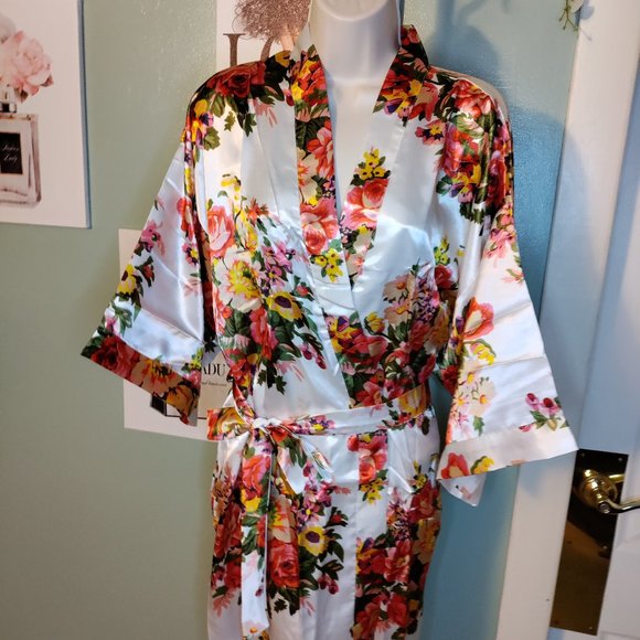Women's Floral Kimono Satin Short Robe Size: M / L - Picture 2 of 13